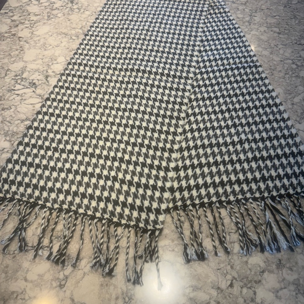 Elegant Black and White Houndstooth Scarf